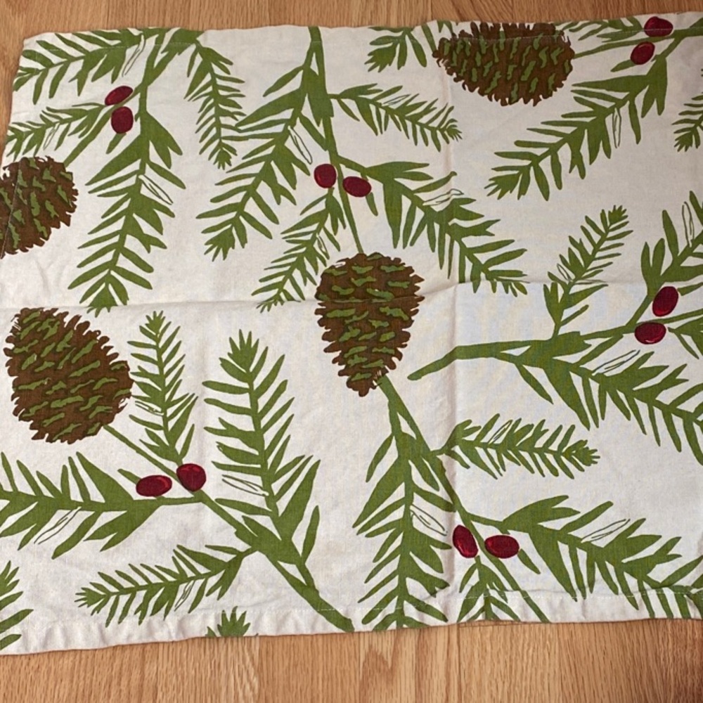 Tag Festive Green and Cream Pinecone Throw